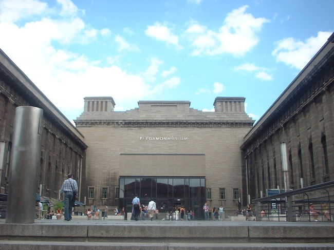 けど、近くまで行ったらほら！<br />ここが「Pergamonmuseum」です。