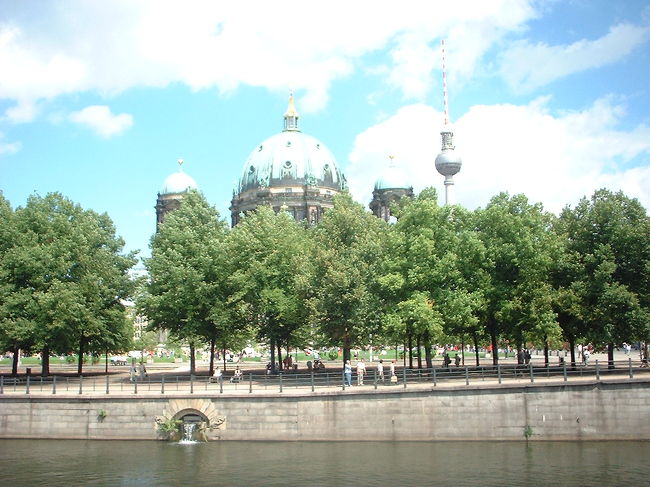 シュロス橋を渡るとベルリン大聖堂。