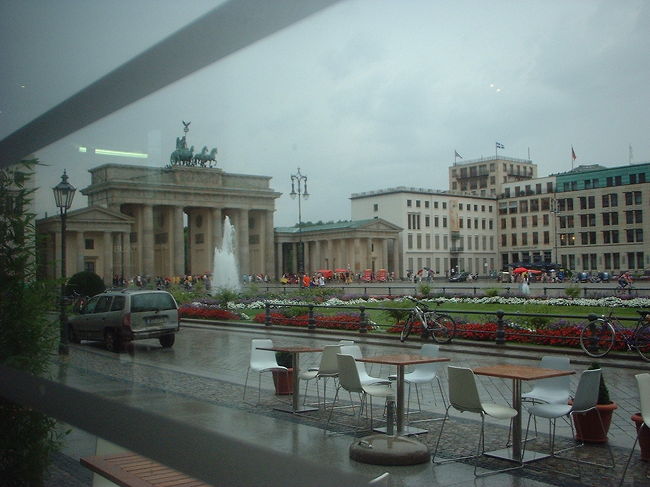 雨のブランデンブルク門。雨宿り中。