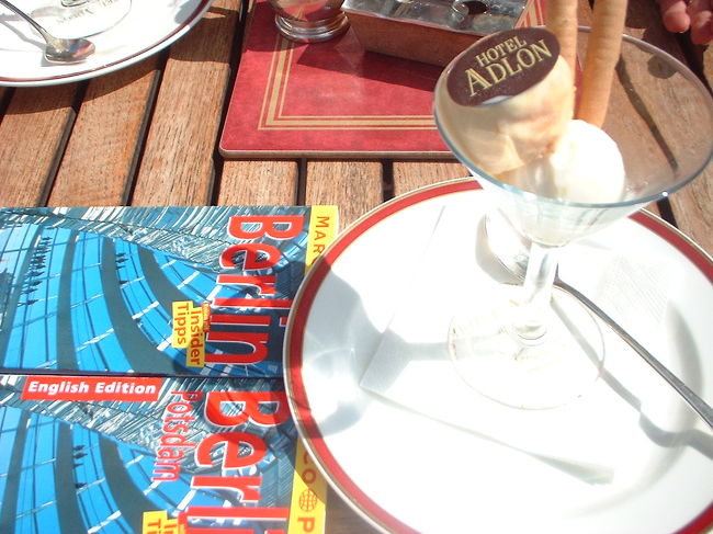 アイスにもHotel Adlonってチョコがのってるー。<br /><br />今回の旅行はMarco Polo英語版とドイツ語版の２本立てで。