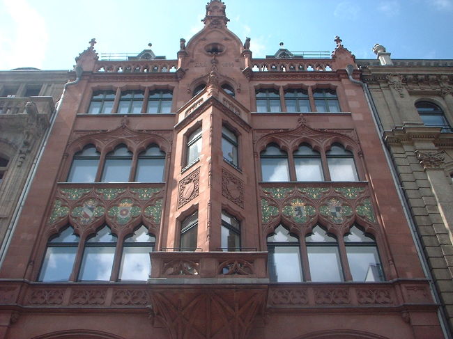 ちょっと奇抜な建物が多いような気がします。