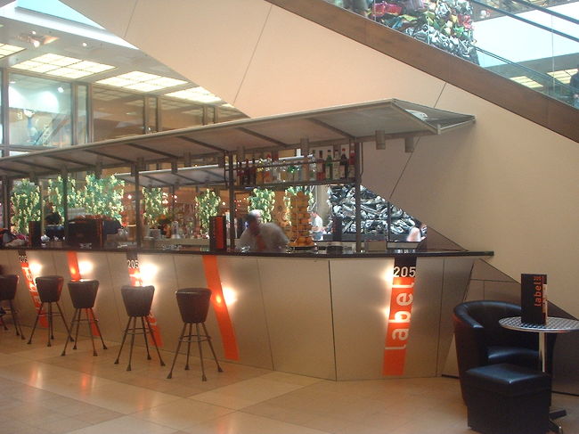 Q26地下にあったおしゃれなカフェバー。