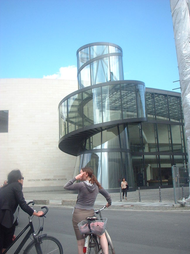 ドイツ歴史博物館。建物がモッダーン。