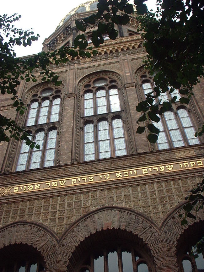Sバーンの「Oranienbgr.」駅近くにあるシナゴーグ。