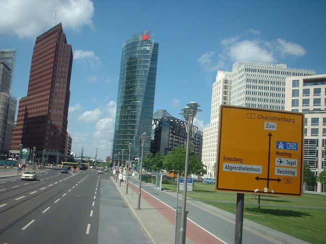 これもバスの中から。何を撮りたかったかって言うと。<br /><br />右端の道路標識。右に曲がると何と「Wedding」に行ってしまいます。それだけ。