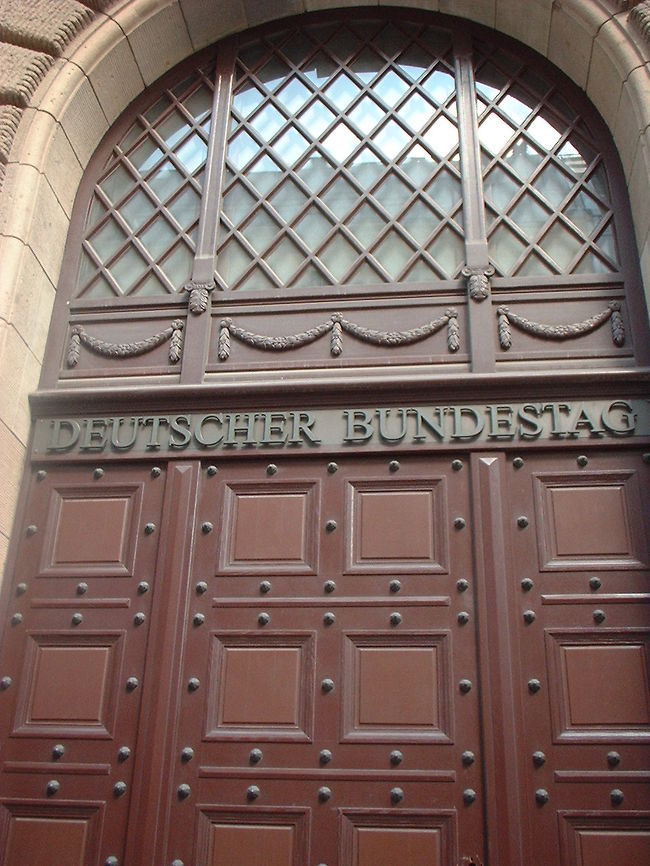 何だなんだ、このいかめしいドアは！と思ったら…