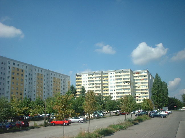 Berlin Welcome Card を購入してバスは乗り放題だったので、１００番バスに乗ったらどこまでいくか、というのをやってみた。<br /><br />そしたら６０年代の郊外マンション群みたいなところが終着駅だった。