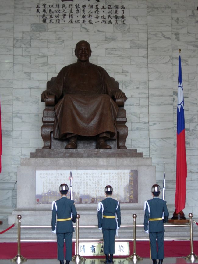 着ている制服の色が違うので、違う隊の方々のようです