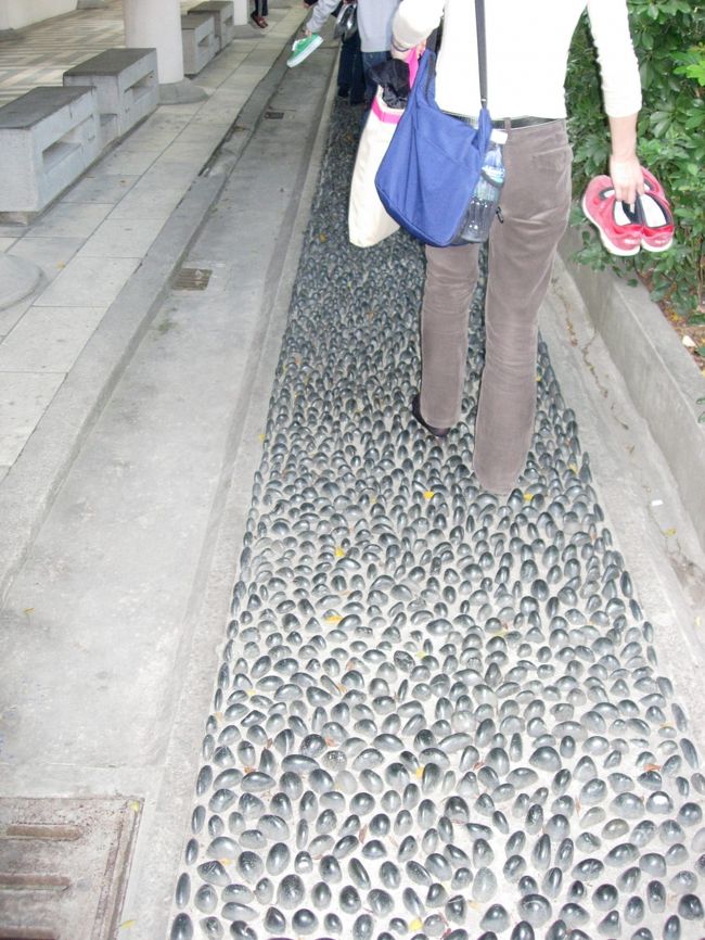 門の脇に健康遊歩道？みたいなものがありました。<br />靴を脱いで歩いてみたけど、イタイイタイ!!