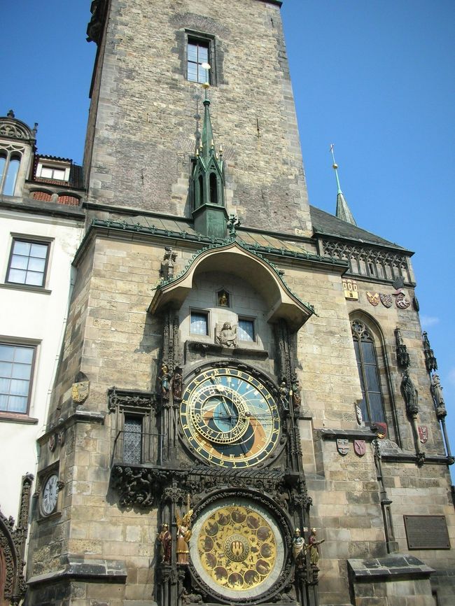 天文時計です。昼の12時にはからくり人形が出てきます。中世の時代にタイムスリップしたかの様です！