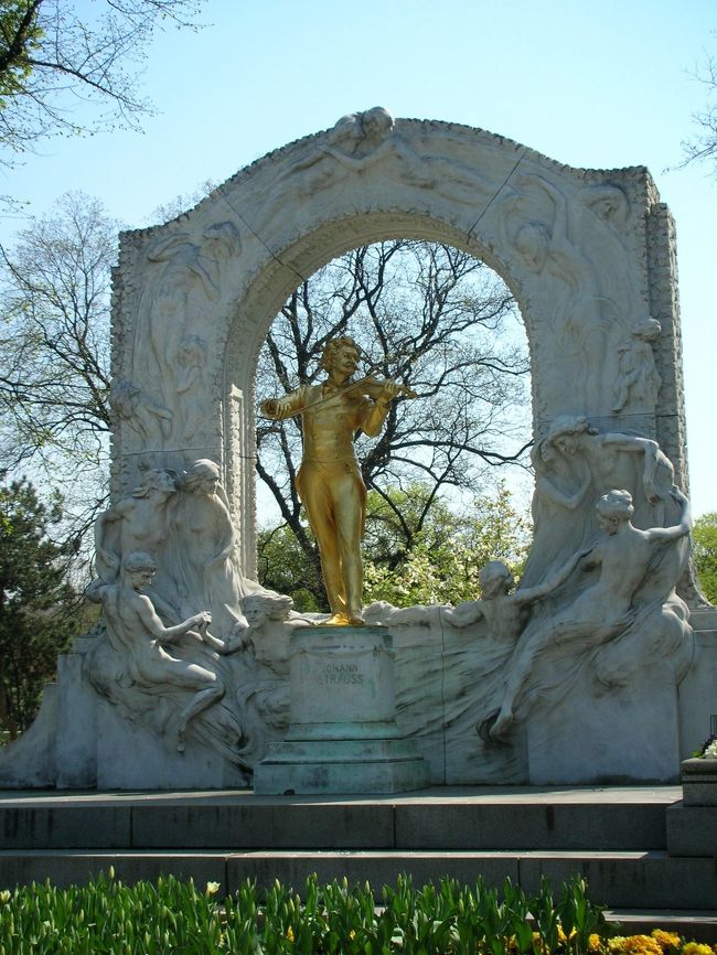 市立公園のヨハン　シュトラウス像。全身金ピカなヨハン　シュトラウス。