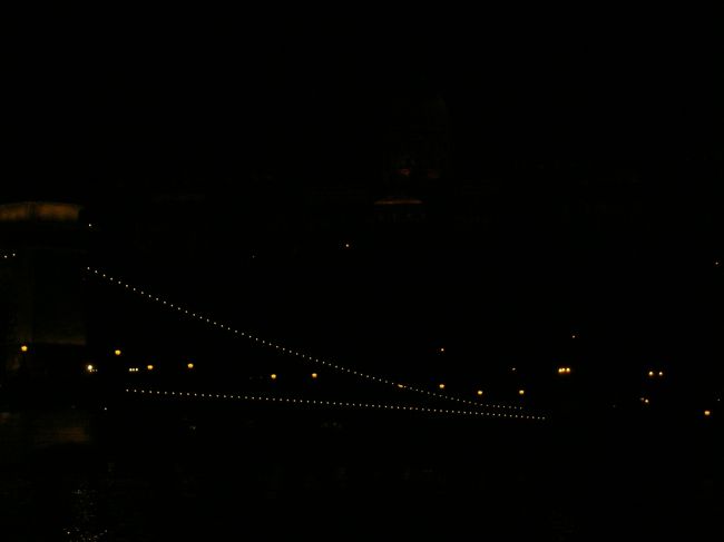 写真では伝えきれないブダベストの夜景の美しさ、派手すぎず上品な感じです。（母は香港の夜景のほうが好きらしいですが）<br />実際の夜景の方が写真よりも断然綺麗です。<br />この４ヵ国ツアー、殺人的スケジュールで一カ国に長くいないので疲れましたが、一応見所は押さえたかな？母もご満喫の様子でした。