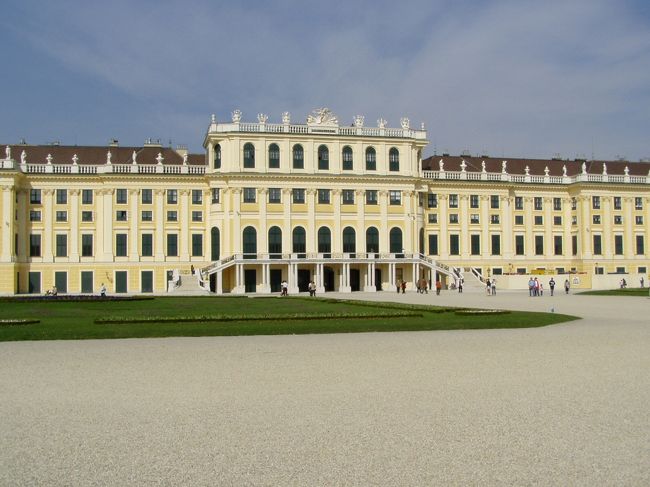 「美しい泉」の意であるシェーンブルン宮殿。７年ぶりに来た。内部は撮影不可。出口には売店が。