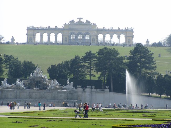 庭。歩いて回るのには時間とエネルギーが必要。世界で最初の動物園がある。
