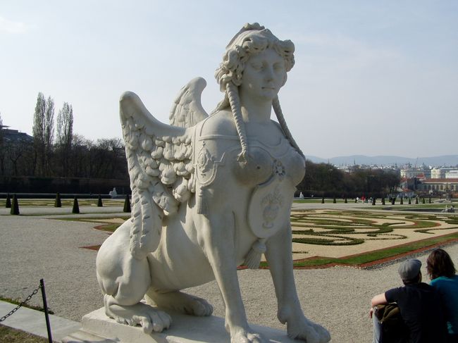 国立オペラ座や聖シュテファン大聖堂は車窓からの観光。私は７年前に歩いて見て回ったからいいけれど、初めて来た人はもの足りなかっただろう。