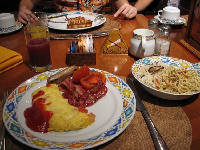 朝食ブッフェは洋食・インドネシア料理中心でしたが卵料理はその場でオーダーし好きなものを作ってくます。毎日オムレツをオーダーしましたがかなりボリュームがありました。その横でワッフルやパンケーキもおいしかった。またナシゴレンやミーゴレンもありましたので朝から食べていました。子供たちはフルーツに大満足でした。