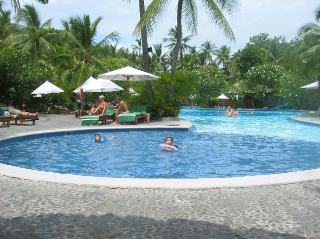 19日、朝からの雨も朝食を食べ終わる頃には止み、子供たちの希望でプールへ。まだ、人も少なくプールではしゃいでいるのは、うちの子たちだけ・・・<br />この日は、ビーチサイドのレストランでピザとパスタの昼食でのんびり過ごしました。その後退屈した私たちは、ギャラリアヌサドゥアの後にできたバリ コレクションへ歩いて出かけました。１０分ほどで到着。<br />実は、ママは昔来たことがあります。その時は、お友達とヒルトンに泊まり遊びに来たんだ・・・今は、そごうやスターバックスやPOLOやSufer Girlなどいろんなお店があるけど、やっぱり閑散としてたかな・・・<br />食事ができるお店がすくなく、やはりホテルで夕食をとることにしました。この日、三度目のホテルでの食事。ツアー特典で一人一回ナシゴレンがサービスでついていたので、二つとミーゴレン、ビンタンビール、パイナップルジュースを注文しました。パパは、海老がいっぱいついていたナシゴレンとビールにご満悦。私たちは、朝と違うフレッシュパイナップルジュースに感動！