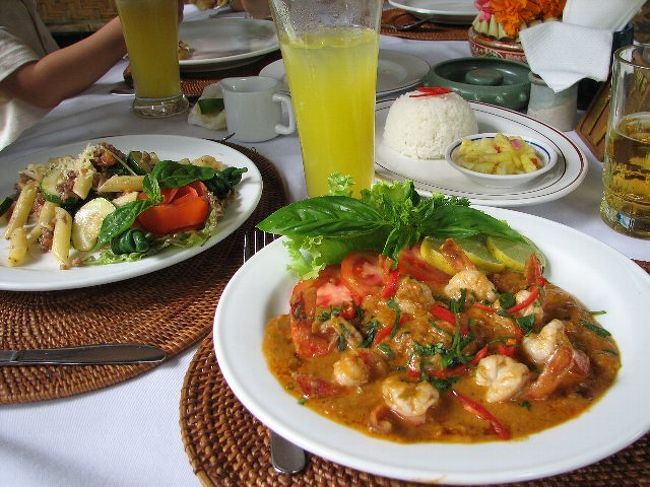 メニューをみてビンタンビールとprawns curry(海老カレー)とpasta penne wayan(ペンネ)にしました。海老がたっぷり入ってスパイシーで絶品でした。フレッシュパイナップルのジュースにも癒されました。