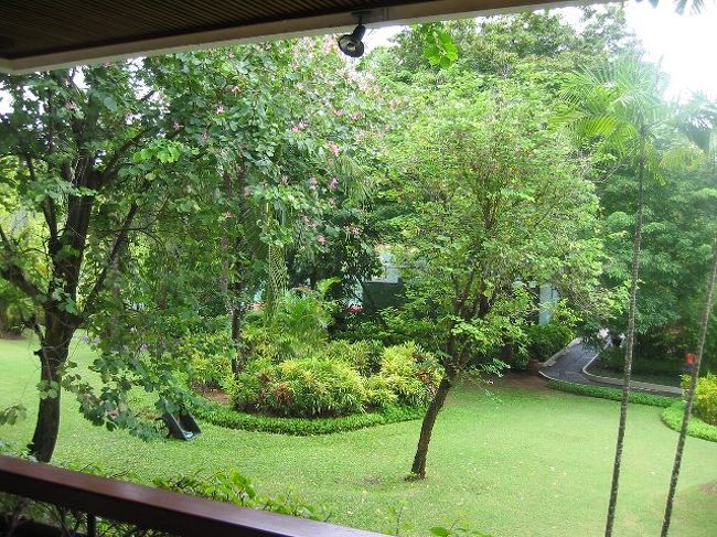 ホテルの部屋のバルコニーからの眺めです。奥にはテニスコートが見えました。ちいさい子供がいるからでしょうか？ロビーや朝食のレストランに近い2Fのお部屋でした。あまりベッドは大きくなく、添い寝でなくてよかった〜。ツインのコネクティングに泊まっていました。