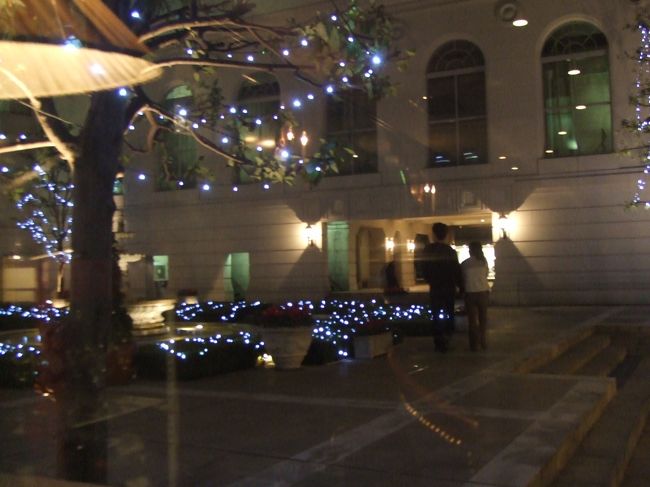 ニューグランドホテル中庭（バーの窓から）