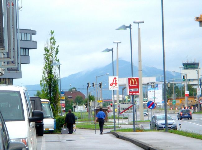 ホテルは空港の傍　<br />右奥に管制塔が見えます<br />