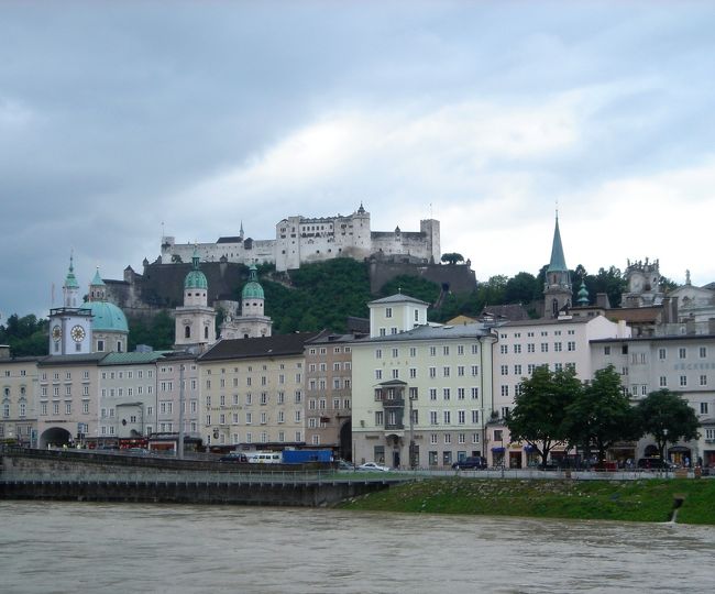 中心を流れるザルツァッハ川とホーエンザルツブルク城塞<br />