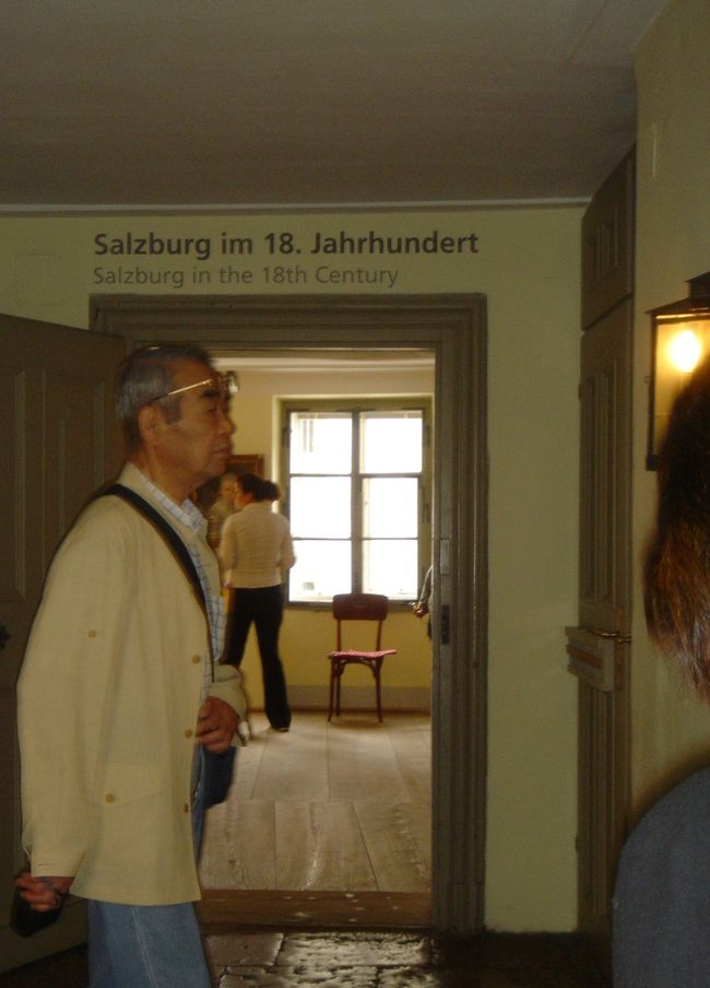 室内は撮影禁止　見学者の間隙から