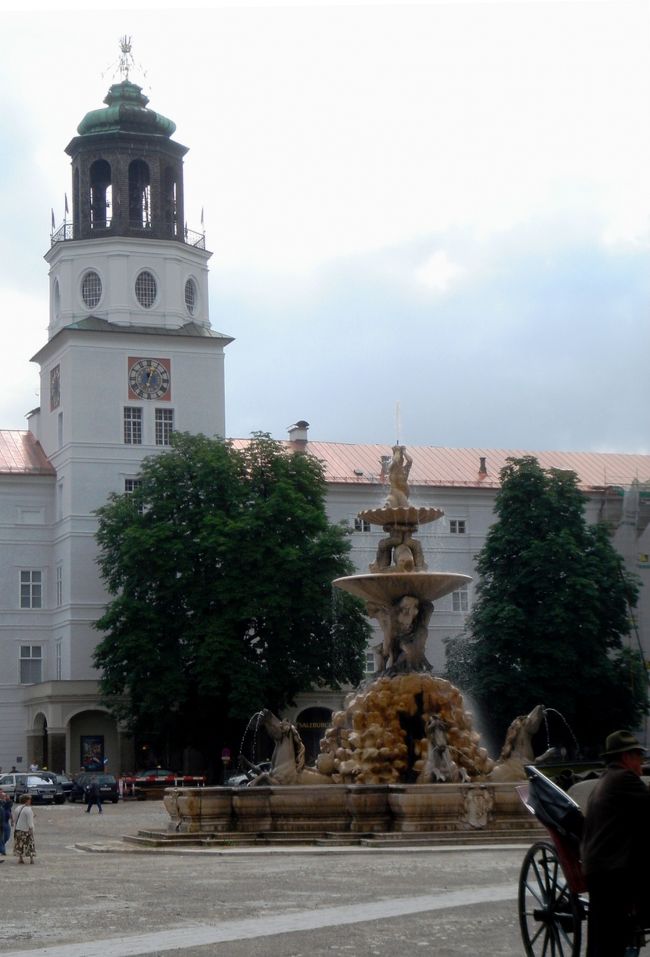 旧市街で最も大きい広揚であるレジデンツ広場。<br />中央には1659〜1661年にかけて作られた、バロック様式の大噴水