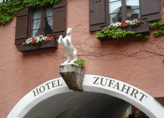 ホテルバイセンレッスル白馬亭　<br />チェコ生まれのベナツキー（１８８４〜１９５７）が１９３０年に作曲した「白馬亭にて」は、ドイツ語圏では最も上演回数の多いオペレッタのひとつ。<br />写真の「ＷＥＩＳＳＥＮ　ＲＵＳＳＬ」は白い馬の意