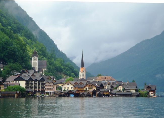 ハルシュタット湖<br /><br />ハルシュタット<br />ケルト語でハルは製塩所、シュタットは場所を意味するハルシュタットは、紀元前から岩塩坑で栄えた湖畔の町で、湖に映る山々や街並の美しい世界が広がっている<br />（ハルシュタット文明、ローマ人がやってくる以前のＢＣ10世紀ごろ）