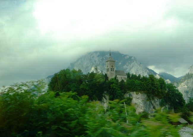 車窓から <br />トラウン湖　Traun see<br />小さな半島状の丘の上に建つ<br />フシュル城 Schloss Fuschl は、映画「サウンド・オブ・ミュージック」のはじめの方の場面にも出てきた。今は古城ホテルとなっているとか<br />