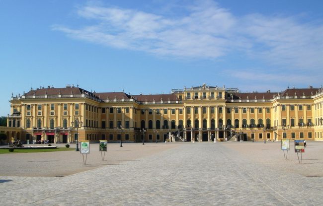 シェーンブルン宮殿<br />外壁は、マリア・テレジアンイエロー