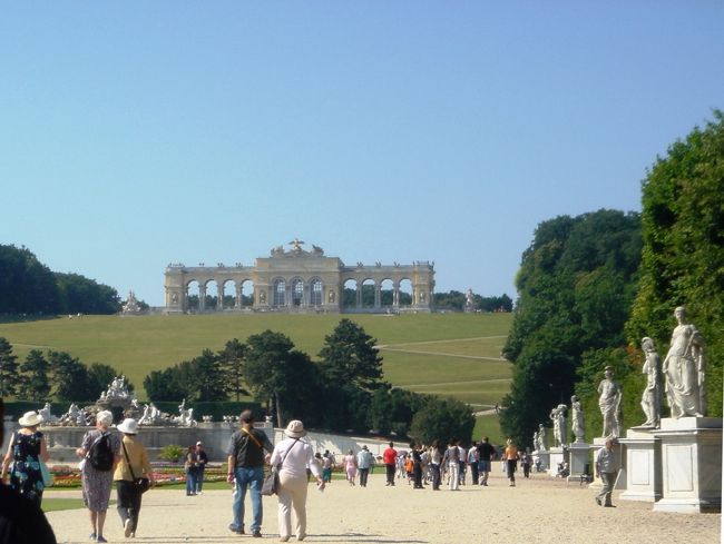 庭園の高台にあるグロリエッテ