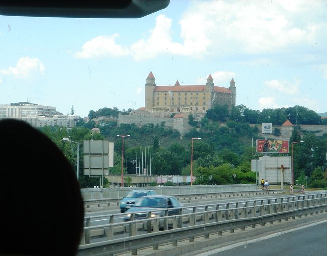 車窓よりブラチスラバ城