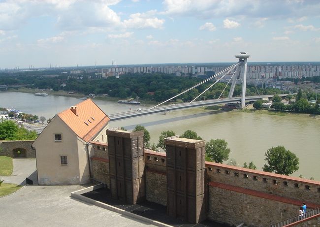 ブラチスラバ城より<br />ドナウ川越に旧チェコ・スロバキヤ時代の集合住宅群