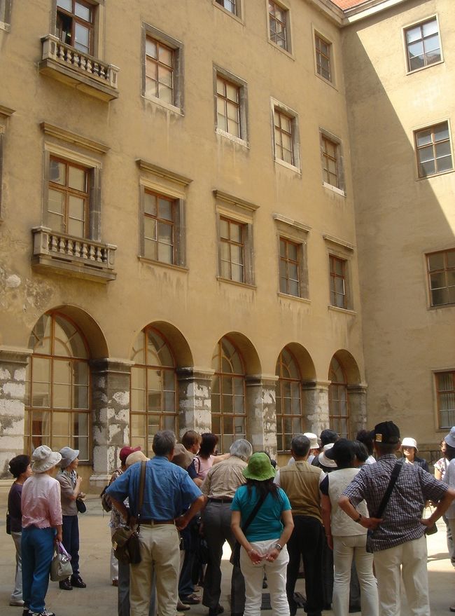 ブラチスラバ城の井戸　深さはドナウ水面まで<br />　観光客の足元から見る