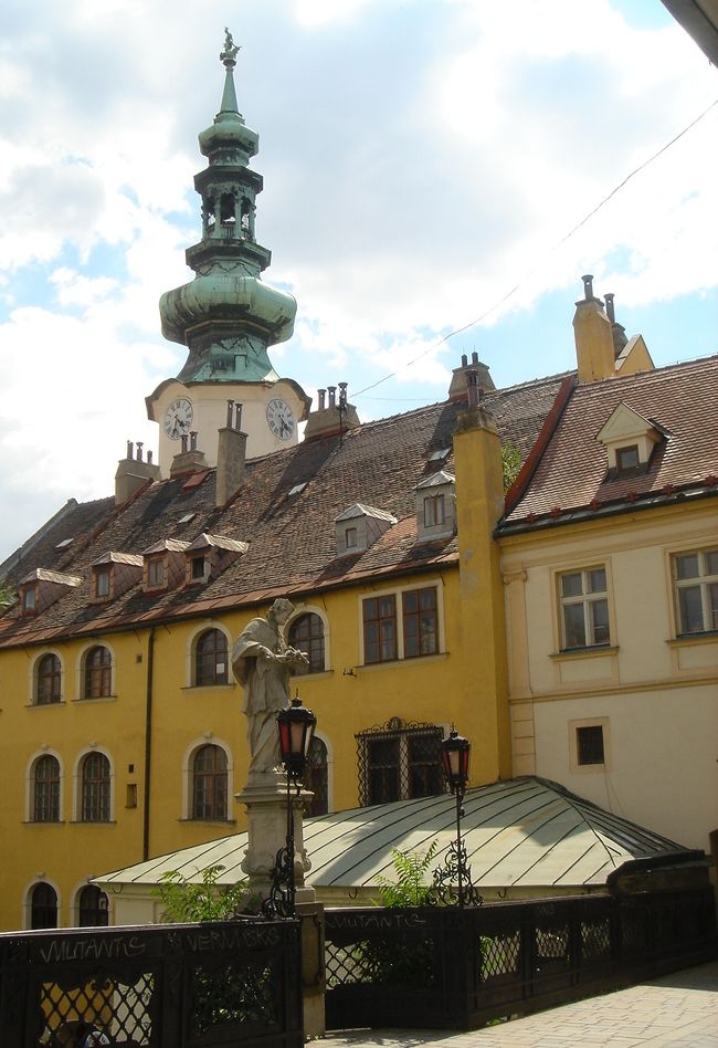 城壁を抜け旧市街入へ　ミヒャエル門