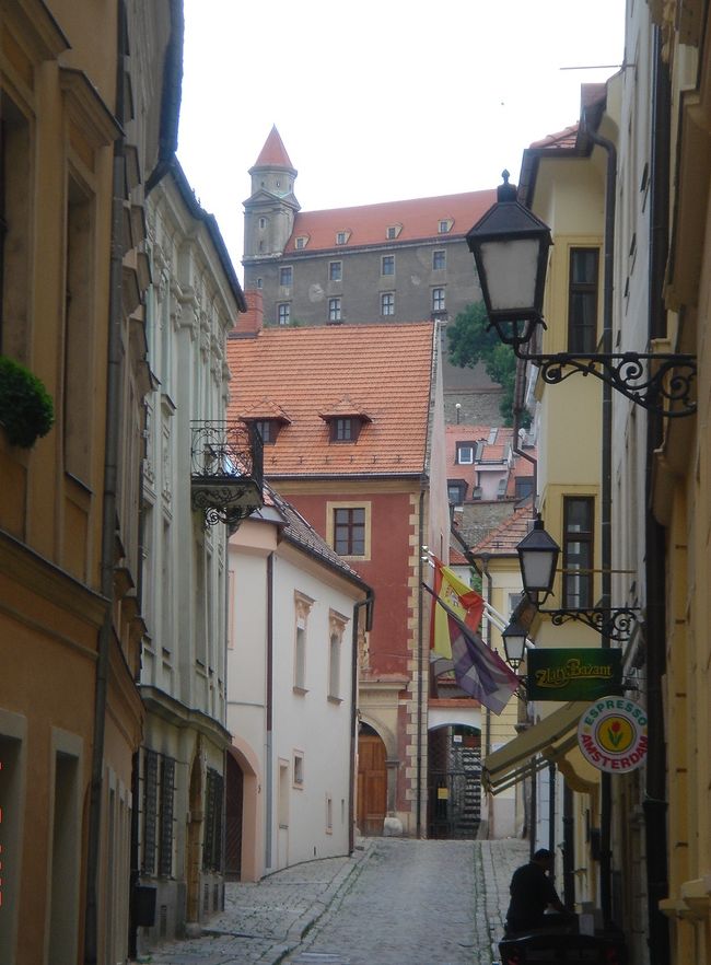 路地越にブラチスラバ城