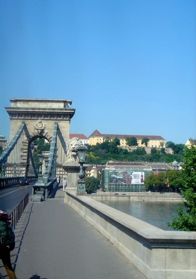 鎖橋を渡る　　車窓より