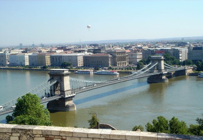 漁夫の砦から　遠くに見える気球（観光ツァー）<br />の下が西駅