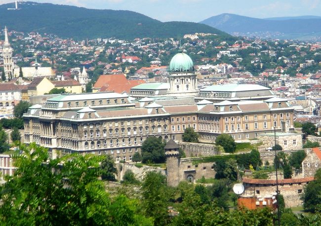 ゲレルトの丘のツィタデッラより<br />　　ブダの王宮とマーチャーシュ教会を望む