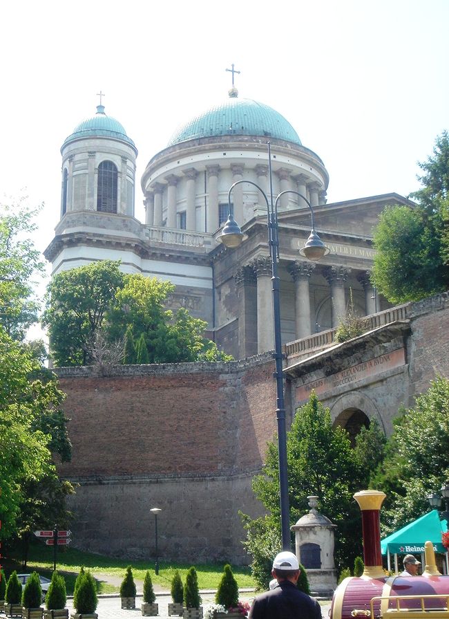 ドナウベンド　<br />エステルゴムの大聖堂<br />ハンガリー・カトリックの総本山<br />エステルゴムの街は解放後復興が進まず、町は寂れていました<br />　