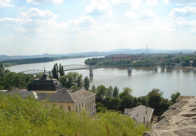 大聖堂裏のテラスからドナウ川、<br />マーリア・ヴァレーリア橋、<br />スロバキアの町ストゥロヴを遠望する<br />