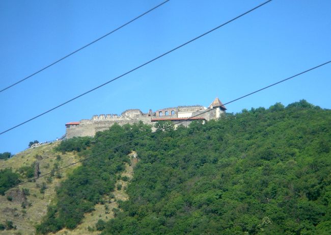 センテンドレへ　<br />途中車窓より<br />ドナウ川を右に見て、左丘陵の上にヴィシェグラード<br />　Visegradの城砦を遠望