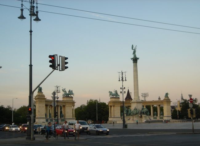 英雄広場<br />夕食後　ガイドさんに折角だから英雄広場を歩いて見たいとお願い。<br />ブダペスト夜景ドナウ川クールーズまで英雄広場を見学。ハンガリー建国の歴史、マジャル愛国歴史を聞く