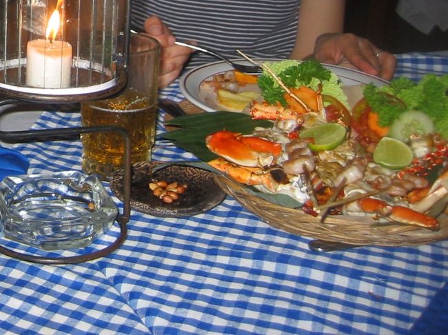 ２０日、やっぱりプールと言い出しみんなでプールで過ごした後はまたまたパパの希望でネラヤン（NELAYAN）というシーフードレストランへ夕食に出かけました。ヌサドゥア地区内のホテルであれば無料送迎があるということでパパが日本語デスクで予約したはずが、なかなか車は来ない・・・後から来た人もどんどん出かけ私たちは３０分ほど待ったかな。車に乗り込みすぐ近くのはずがなんだか遠い・・・あれっクラブメッド、コンラッドが・・・そして到着。　後で地図を見るとなんとネラヤンは２件あり私たちは、ブノアまで来てました。私の頭にあったのは、南ゲートをでてほどなくあるはずのネラヤンだったのに・・・お店は、時間がたつにつれていっぱいになりましたが、欧米人が多く日本人は私たちだけでした。テーブルのキャンドルライトもいい雰囲気でシーフードの炭火焼を注文しました。ロブスター・クラブ（蟹）・白身の魚・海老等が盛られ食べごたえがありました。