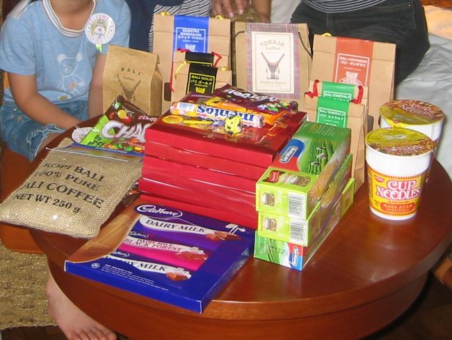 20日、この日も朝は雨、出かける頃には止みましたが雨季なんだと思う毎日です。う〜ん、パパはトラギアスーパーに行きたいと言い出しホテルのタクシーで出かけました。ホテルで両替し、レートは1円→75RP<br />車で１０分もかからないです。ここで、ビ−ル、ジュ−ス、バリコーヒー、ジャスミンティー、チョコなどを買いました。全部で、410,000RPのお買い上げです。写真は、その一部です。インドネシアのカップヌードルは少し辛かった。