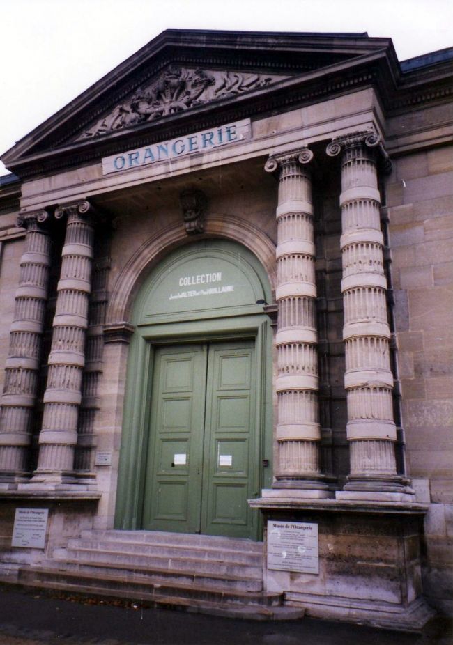 ダメモトでオランジェリーに行ったけど閉まってました…　職員は出勤していたのですがね…