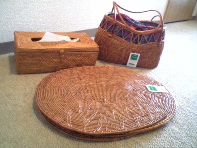 21日未明から雷が鳴り響き暴風雨で怖いぐらい。3日連続の雨です。どうする？と迷いながら、タクシーでプラザバリに向かう途中、運転手さんのチャーターの勧誘にあい、300,000RPでどう？と聞かれ結局250,000RPでお願いすることになりました。とてもいい方でしたが、車のエアコンの効きが悪く子供は汗だくになってました。プラザバリからウブドゥへのJTBの無料バスがありましたが、子供と乗り換えたり、時間待ちを考えるとタクシーになっちゃいました。一番最初は、アシタバ工房へ向かいました。バリの村の中の曲がりくねった道を抜けていくと田園風景の広がる中にありました。ここでは、作っている所を説明しながら案内してくれます。そして、お店へ。冷えたアクアとおしぼりのサービスがありました。日本人ばかりです。もちろん、ママもバック、ティシュケース、ランチョンマットを購入しました。ここでは、日本円も使え、レートも滞在中で一番よかったです。レートは1円→77.5RP<br />