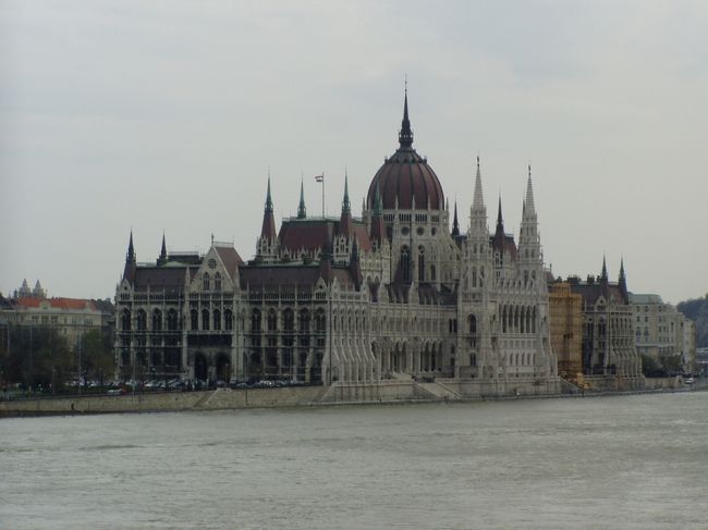 国会議事堂。ドナウ川沿いに堂々と聳え立つ。